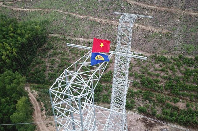 Đường d&acirc;y 500kV mạch 3 đ&atilde; th&ocirc;ng tuyến.