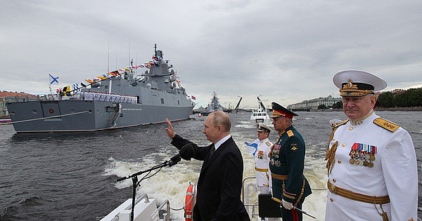 ổng thống Putin thị sát đội hình chiến hạm Nga trong lễ duyệt binh trên biển ở St Petersburg ngày 31/07. Nguồn Reuters. ổng thống Putin thị sát đội hình chiến hạm Nga trong lễ duyệt binh trên biển ở St Petersburg ngày 31/07. Nguồn Reuters.
