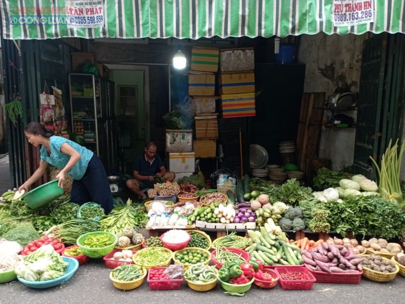 Quầy hàng bán rau củ tại chợ dân sinh trên phố Giáp Bát. Ảnh TL.