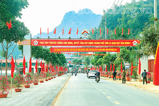 Vai tr&ograve; của Quốc ph&ograve;ng v&agrave; An ninh trong Bộ ti&ecirc;u ch&iacute; quốc gia về x&atilde; n&ocirc;ng th&ocirc;n mới. Ảnh b&aacute;o Sơn La.