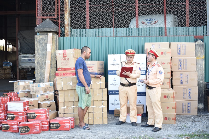 Phòng Cảnh sát Giao thông Công an tỉnh Ninh Bình bắt vụ vận chuyển số lượng lớn hàng hoá không có giấy tờ chứng minh nguồn gốc, xuất xứ.