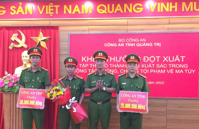 Đại t&aacute; Trần Xu&acirc;n Vĩnh, Ph&oacute; Gi&aacute;m đốc C&ocirc;ng an tỉnh trao thưởng cho Ph&ograve;ng Cảnh s&aacute;t điều tra tội phạm về ma t&uacute;y-Ảnh: Trần Kh&ocirc;i.