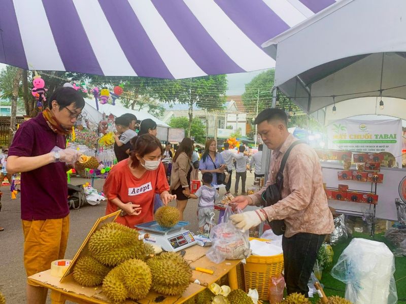 Du khách thưởng thức sầu riêng Khánh Sơn ngon nức tiếng.