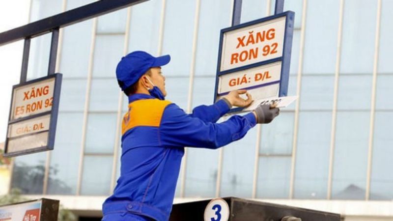 Giá xăng dầu lại tiếp tục lao dốc