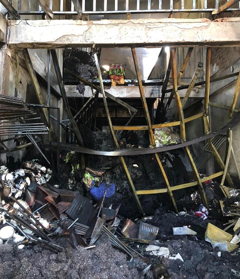 Hiện trường vụ ch&aacute;y c&oacute; rất nhiều đồ gia dụng, thảm bằng nhựa v&agrave; chất liệu dễ ch&aacute;y.