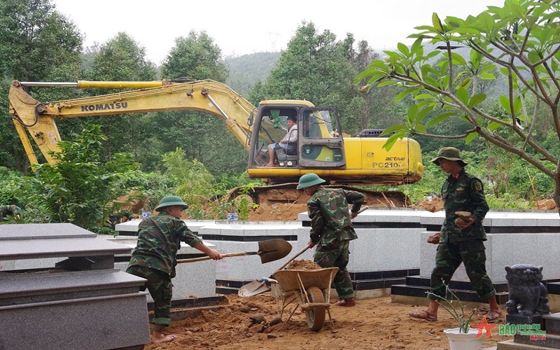 Cán bộ, chiến sĩ LLVT Thừa Thiên Huế cùng nhiều phương tiện được huy động để khắc phục hậu quả sạt lở đất tại Trường Đồng, tổ dân phố Lập An, thị trấn Lăng Cô, huyện Phú Lộc. Ảnh QUANG ĐẠO