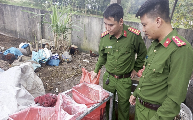 Lực lượng chức năng phát hiện hộ kinh doanh Nguyễn Thị Hoà đang sơ chế mỡ động vật bằng các dụng cụ thô sơ, không đảm bảo ATVSTP.