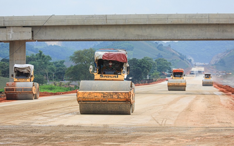 Thi công dự án thành phần cao tốc Bắc - Nam đoạn Mai Sơn - Quốc lộ 45. Ảnh: NGUYỄN KHÁNH