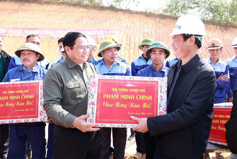 Thủ tướng Chính phủ Phạm Minh Chính tặng quà, chúc Tết công nhân đang làm việc tại dự án cao tốc Tuyên Quang-Phú Thọ.