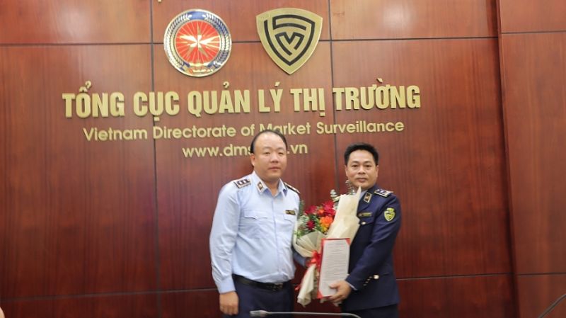 Tổng Cục trưởng Trần Hữu Linh tặng hoa chúc mừng tân Phó Cục trưởng Cục Nghiệp vụ Quản lý thị trường