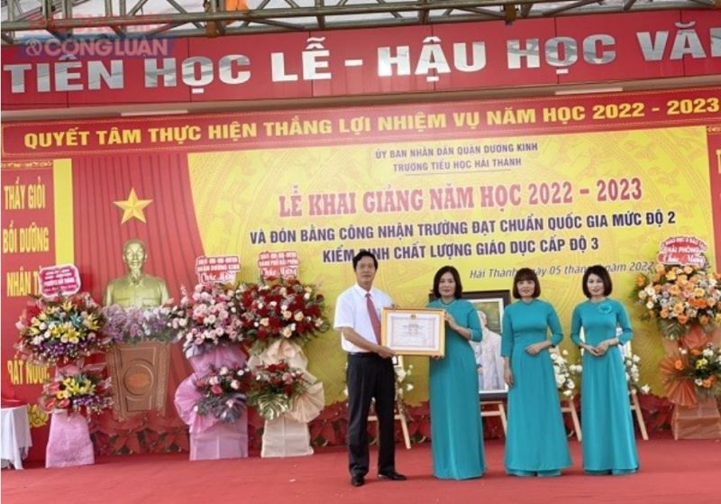 Trường Tiểu học Hải Thành quận Dương Kinh đón nhận bằng công nhận trường chuẩn quốc gia mức độ 2. (Ảnh: Quỳnh Nga)