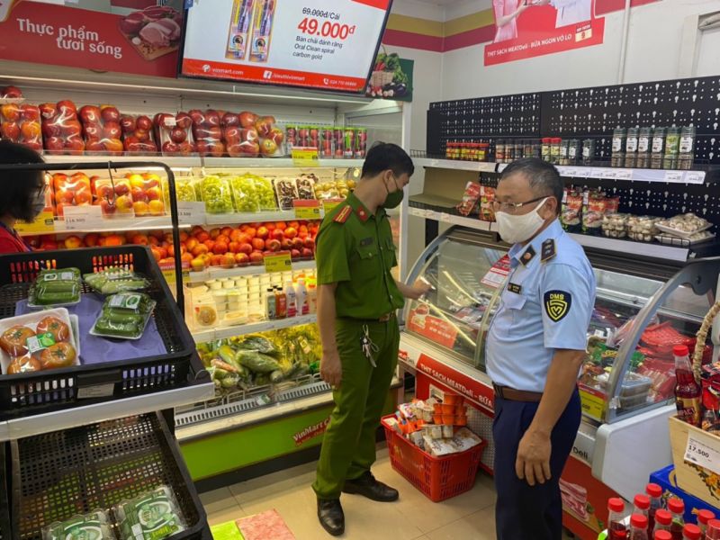 Lực lượng Quản lý thị trường chủ động ngăn chặn các hành vi kinh doanh hàng cấm, hàng giả trong giai đoạn cao điểm.