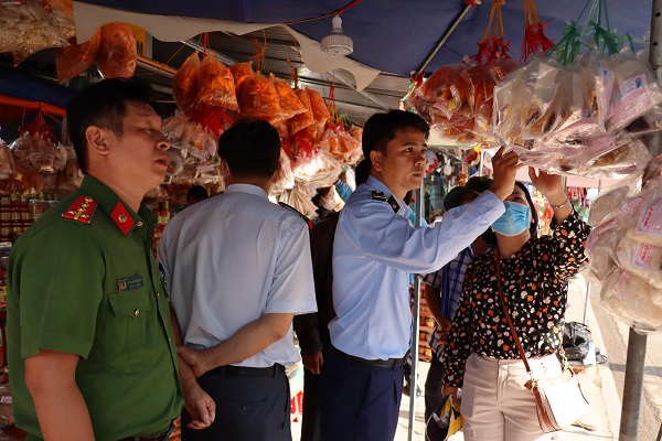 Đoàn kiểm tra liên ngành kiểm tra các hộ kinh doanh bánh, kẹo, đặc sản Tây Ninh tại khu du lịch núi Bà Đen. Ảnh Cục Quản lý thị trường tỉnh Tây Ninh.