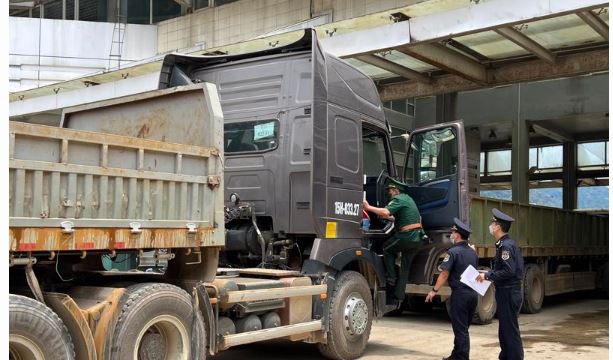 Hải quan và Biên phòng cửa khẩu Cầu Treo (Hà Tĩnh) phối hợp kiểm tra phương tiện và hàng hóa