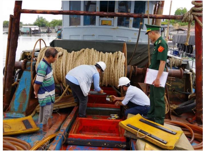 Lực lượng chức năng kiểm tra tàu TG 94438 TS (Mai Hương), vận chuyển 20.000 lít dầu DO không rõ nguồn gốc.