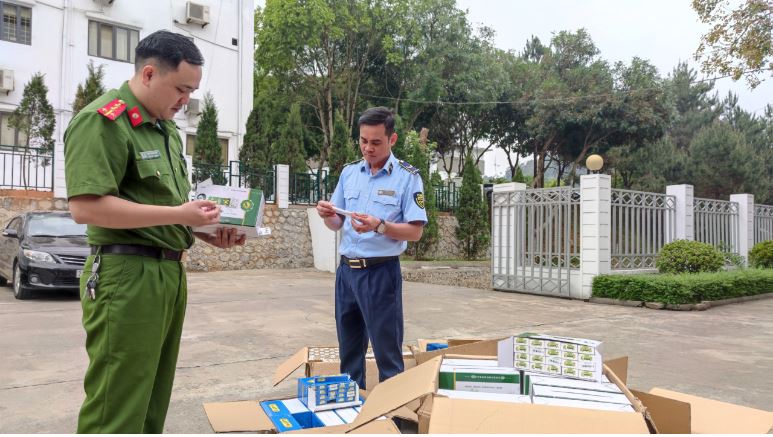 Hình ảnh lực lượng chức năng kiểm tra hàng hoá vi phạm