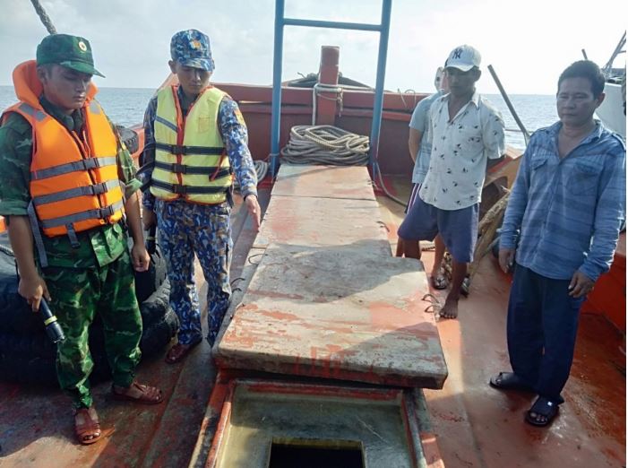 Hải đoàn Biên phòng 28 kiểm tra tàu KG 93835 TS, vận chuyển 25.000 lít dầu DO không rõ nguồn gốc.