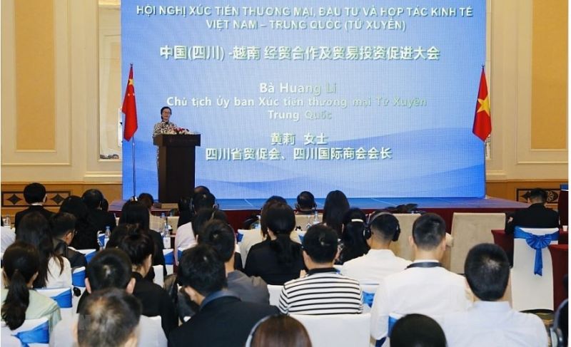 Bà Hoàng Lê - Chủ tịch Ủy ban Xúc tiến thương mại Tứ Xuyên (Trung Quốc) giới thiệu về các cơ hội và tiềm năng trong hợp tác thương mại, đầu tư trong ngành Công Thương giữa doanh nghiệp hai nước