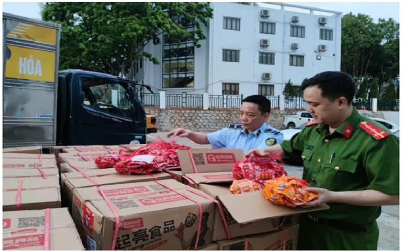 Lực lượng chức năng tiến hành kiểm tra hàng hóa có dấu hiệu vi phạm