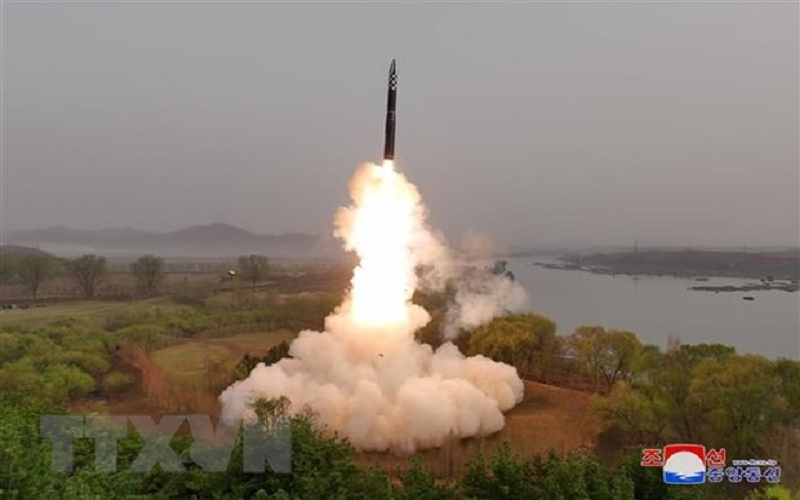 Triều Tiên phóng tên lửa đạn đạo liên lục địa (ICBM) loại mới sử dụng nhiên liệu rắn Hwasongpho-18. Ảnh: KCNA/TTXVN