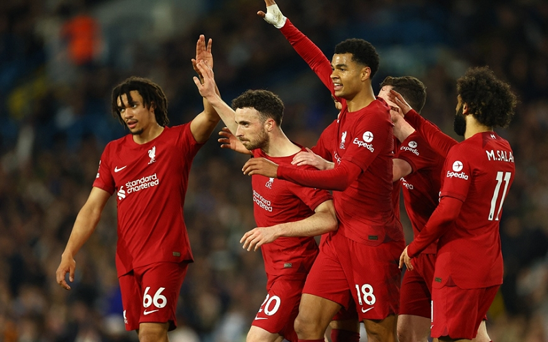 Niềm vui của các cầu thủ Liverpool khi ghi bàn vào lưới Leeds United. Ảnh: Reuters