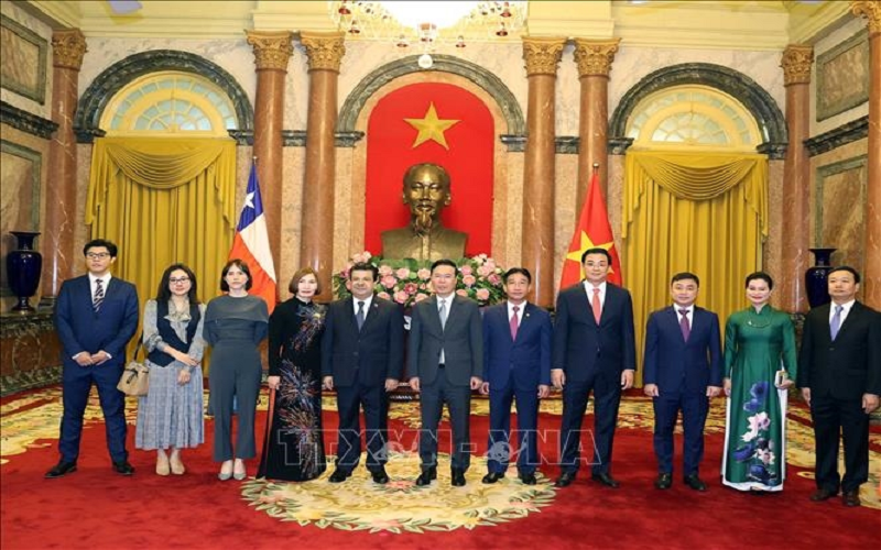 Chủ tịch nước Võ Văn Thưởng với Đại sứ Chile Sergio Narea Guzmán cùng các đại biểu dự lễ trình Quốc thư.