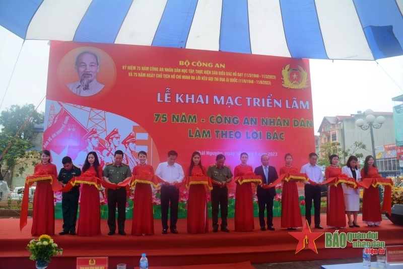 Các đại biểu cắt băng khai mạc Triển lãm "75 năm - Công an nhân dân làm theo lời Bác".