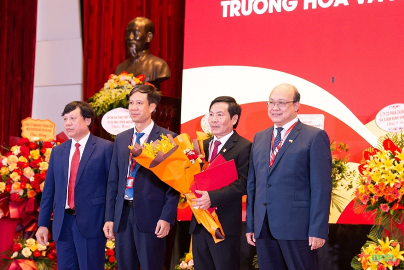 GS, TS Hoàng Trung Hải, Hiệu trưởng Trường Vật liệu (thứ hai từ phải sang) nhận quyết định.