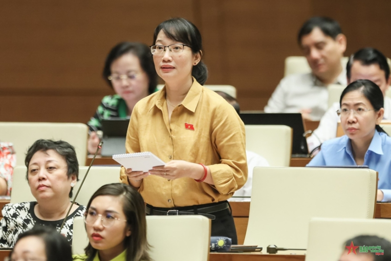 Đại biểu Trần Thị Diệu Thúy (Đoàn Thành phố Hồ Chính Minh) đặt câu hỏi chất vấn. Ảnh: TUẤN HUY