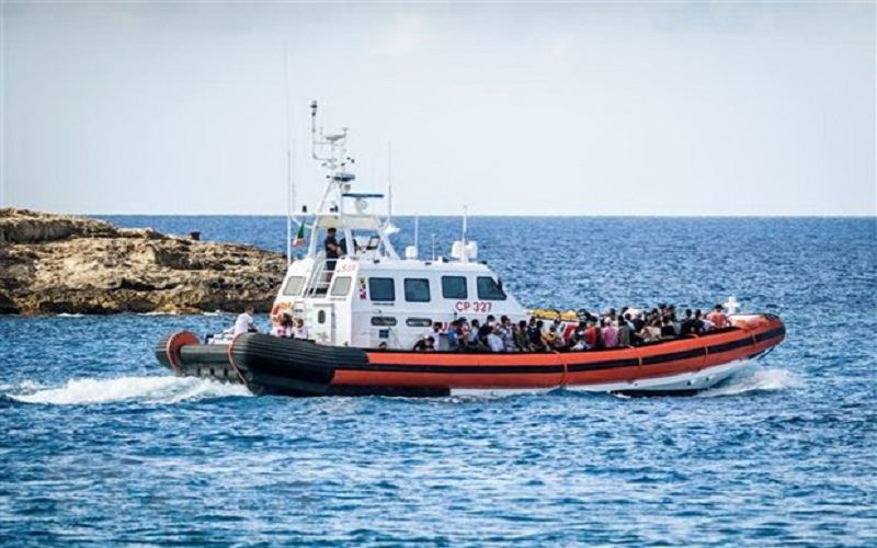 Tàu chở người xin tị nạn tới nơi tiếp nhận tạm thời trên đảo Lampedusa, Italy, ngày 11-7-2022.