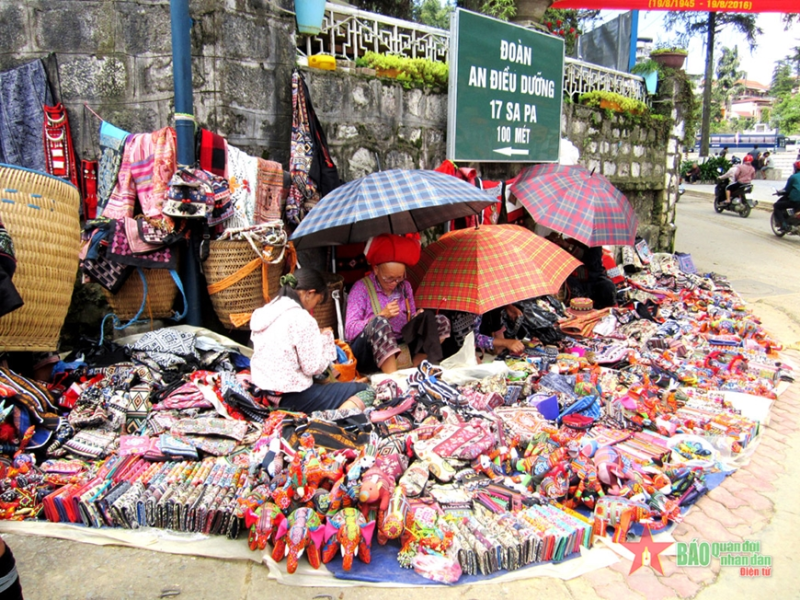 Ô hòa vào sắc màu thổ cẩm tạo nên một màu sắc đặc trưng nơi vùng cao Tây Bắc.