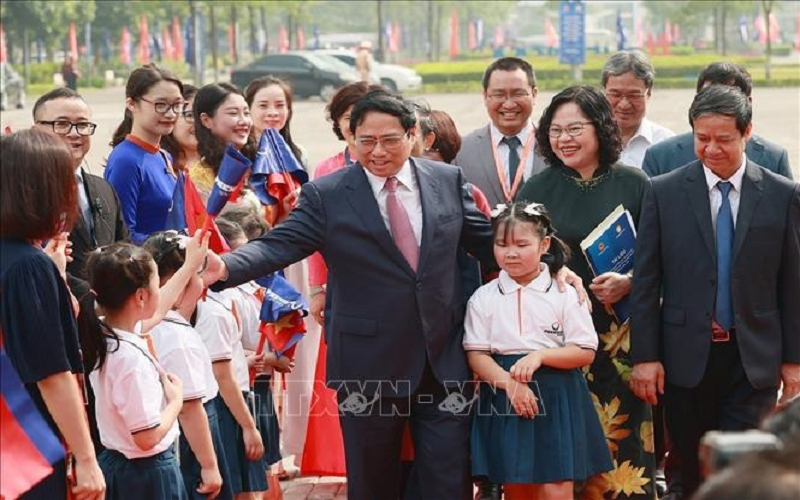 Thủ tướng Phạm Minh Chính với học sinh tại Lễ phát động phong trào “Cả nước thi đua xây dựng xã hội học tập, đẩy mạnh học tập suốt đời giai đoạn 2023 - 2030”. Ảnh: TTXVN