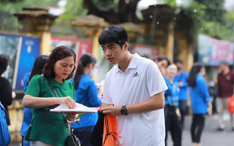 Thí sinh đến làm thủ tục dự thi tại điểm thi Trường Trung học phổ thông Chu Văn An, Hà Nội. Ảnh: TTXVN