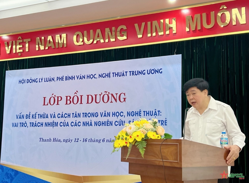 PGS, TS Nguyễn Thế Kỷ, Chủ tịch Hội đồng Lý luận, phê bình Văn học, Nghệ thuật Trung ương phát biểu khai mạc lớp bồi dưỡng.