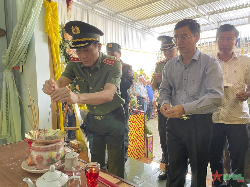 Thượng tướng Lương Tam Quang cùng đoàn công tác viếng đồng chí Nguyễn Văn Kiên, Bí thư Đảng ủy, Chủ tịch Hội đồng nhân dân xã Ea Ktur thiệt mạng trong vụ tấn công đêm 11-6.