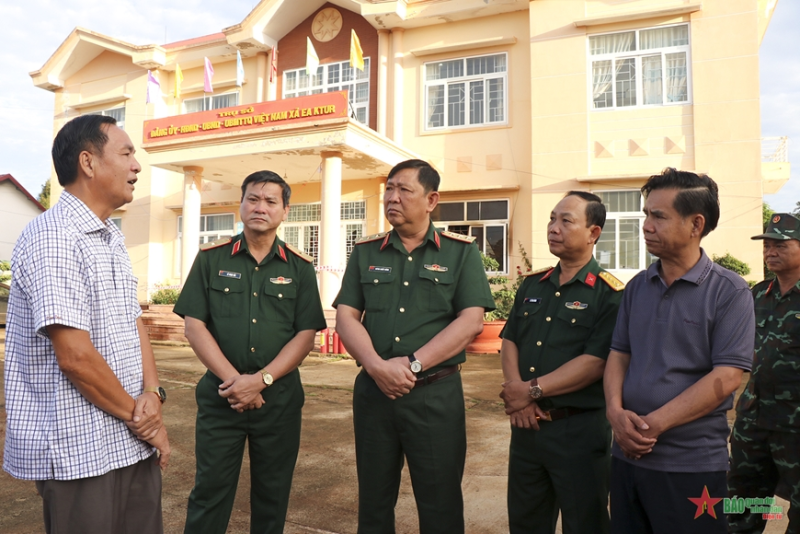 Thượng tướng Huỳnh Chiến Thắng trao đổi với lãnh đạo huyện Cư Kuin tại hiện trường vụ việc tại xã Ea Ktur, huyện Cư Kuin (tỉnh Đắk Lắk). Ảnh: ANH DŨNG