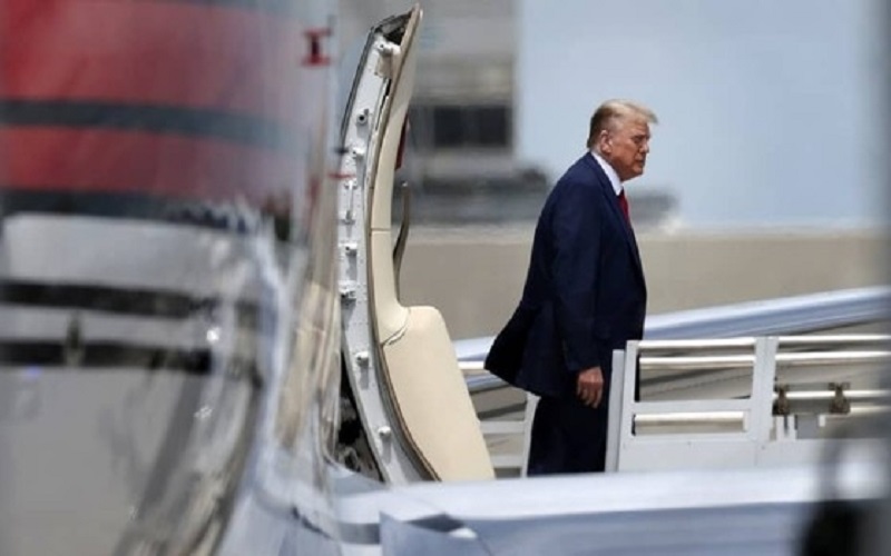 Ông Donald Trump đến sân bay quốc tế Miami. Ảnh: CNN