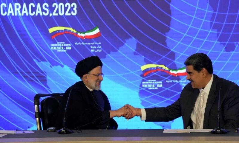 Tổng thống Iran Ebrahim Raisi bắt tay người đồng cấp Venezuela Nicolas Maduro khi kết thúc cuộc gặp ở Caracas. Ảnh: AP