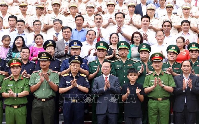 Chủ tịch nước Võ Văn Thưởng với các đại biểu tham dự buổi gặp mặt. Ảnh: TTXVN