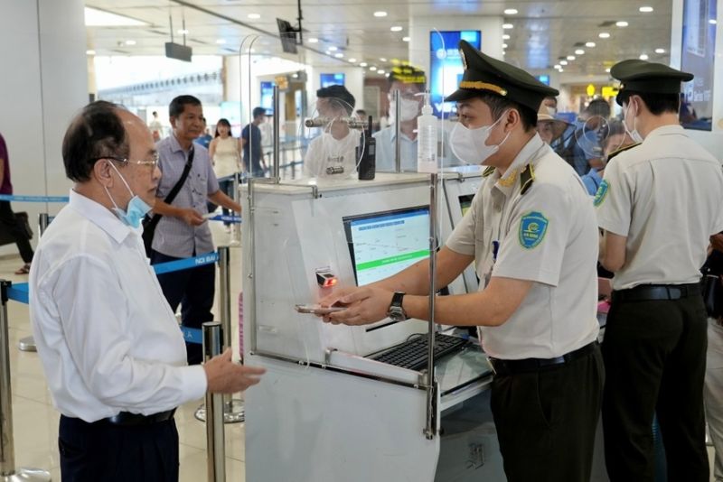 Lực lượng an ninh hàng không kiểm tra thông tin của hành khách đi máy bay. Ảnh: PHAN CÔNG