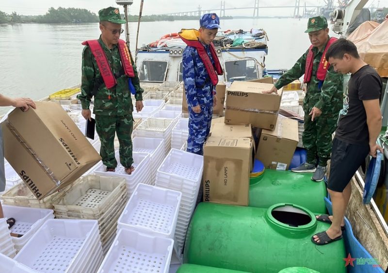 Tổ công tác kiểm tra phương tiện và dầu DO vận chuyển trái phép.