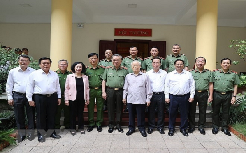 Tổng Bí thư Nguyễn Phú Trọng, Chủ tịch nước Võ Văn Thưởng, Thủ tướng Phạm Minh Chính cùng các đồng chí lãnh đạo Đảng, Nhà nước với các đồng chí trong Đảng ủy Công an Trung ương dự hội nghị.