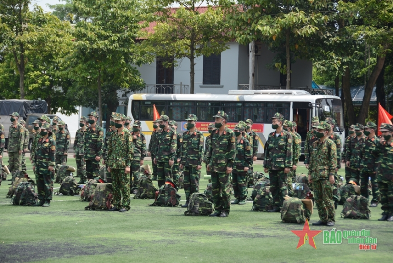 Lực lượng quân y tăng cường cho Bệnh viện dã chiến truyền nhiễm số 5D Bộ Quốc phòng nhận lệnh lên đường vào miền Nam chống dịch Covid-19 (tháng 8-2021). Ảnh: qdnd.vn