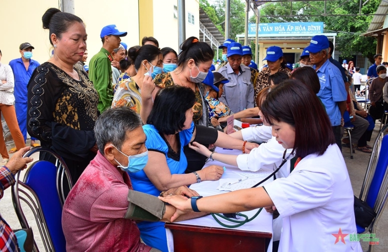 Hoạt động khám bệnh, cấp phát thuốc miễn phí cho người dân. Ảnh minh họa: qdnd.vn