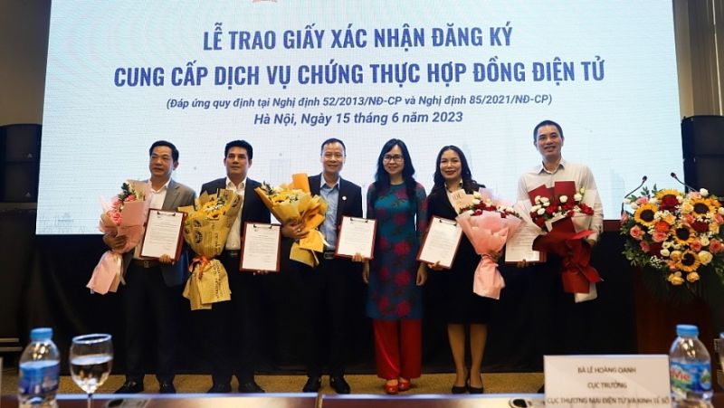 Cục trưởng Lê Hoàng Oanh trao giấy đăng ký cung cấp dịch vụ chứng thực hợp đồng điện tử cho 5 đơn vị đủ điều kiện