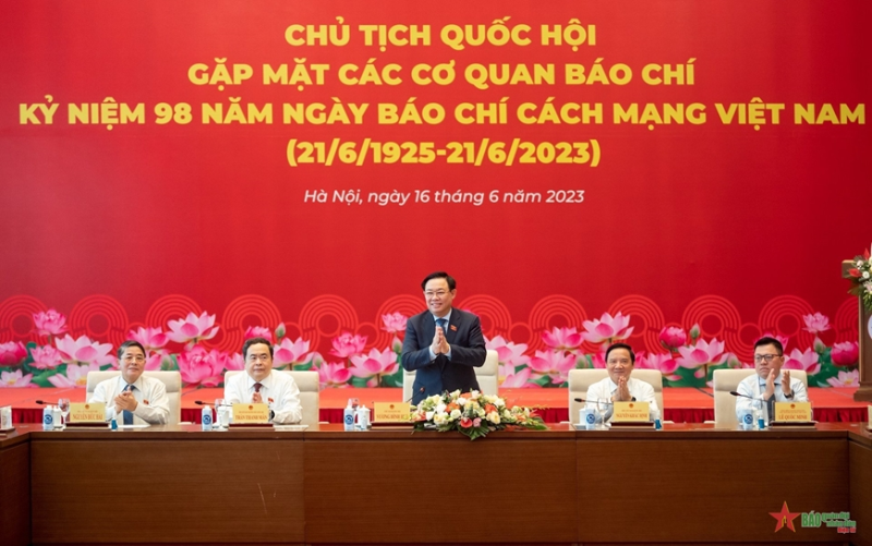 Chủ tịch Quốc hội cùng các đồng chí lãnh đạo Quốc hội, Hội Nhà báo Việt Nam tại cuộc gặp. Ảnh: PHẠM THẮNG