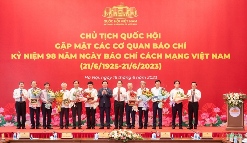 Chủ tịch Quốc hội và các đồng chí lãnh đạo Quốc hội tặng hoa các nhà báo lão thành. Ảnh: PHẠM THẮNG