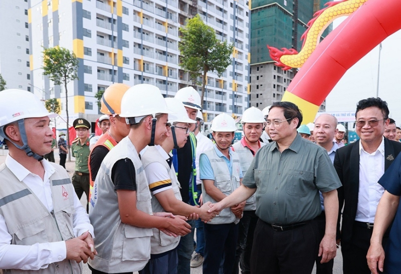 Thủ tướng Phạm Minh Chính với công nhân tham gia xây dựng dự án Nhà ở xã hội cho công nhân tại khu đô thị Nếnh. Ảnh: Dương Giang