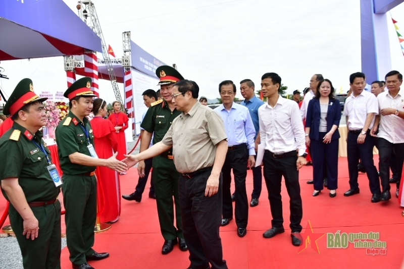 Lãnh đạo, chỉ huy Binh đoàn 12 nhiệt liệt đón chào Thủ tướng Phạm Minh Chính đến dự Lễ khởi công.