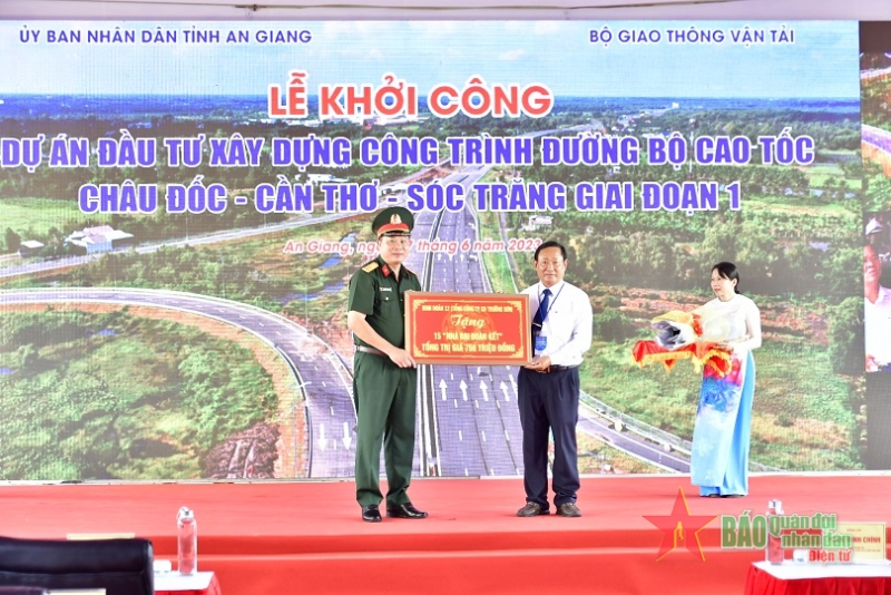 Đại tá Nguyễn Hữu Ngọc, Tư lệnh Binh đoàn 12 trao bảng tặng "Nhà đại đoàn kết" cho đại diện Mặt trận Tổ quốc Việt Nam tỉnh An Giang.